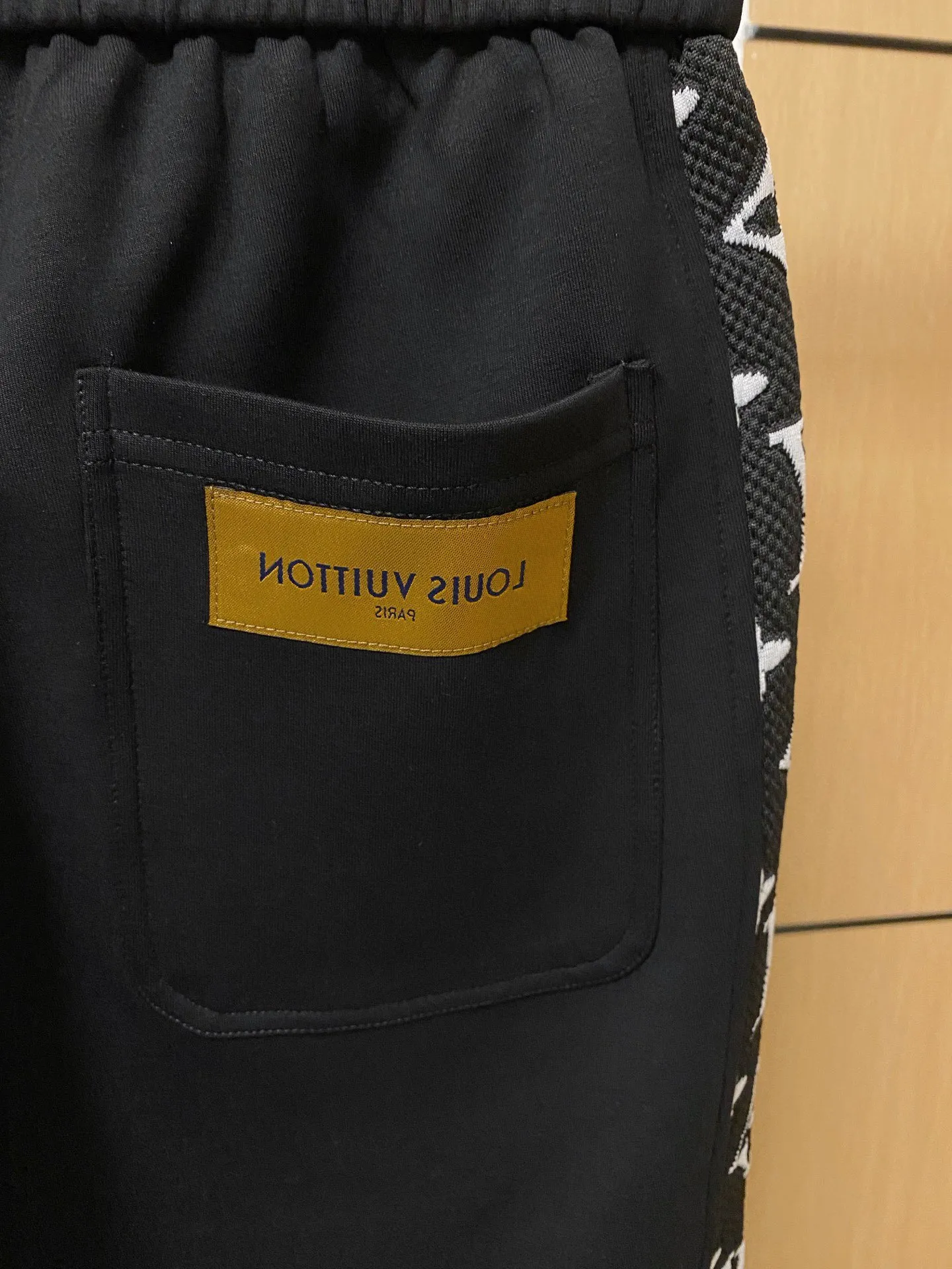 🅿️720 [LV Louis Vuitton] hot-selling suit is coming. Focus on the original version of the official website. 2025 new hot-selling cardigan and sweatshirt suit. The original order is the best. 🇭🇰The meticulous work of top designers. It has a fitting and perfect upper body effect. All-natural high-quality Tencel Roman cotton 100%, close-fitting comfort, noble and elegant! Original hardware embodies elegance and nobility! Counter size: M-3XL (maximum wear up to 190 pounds)